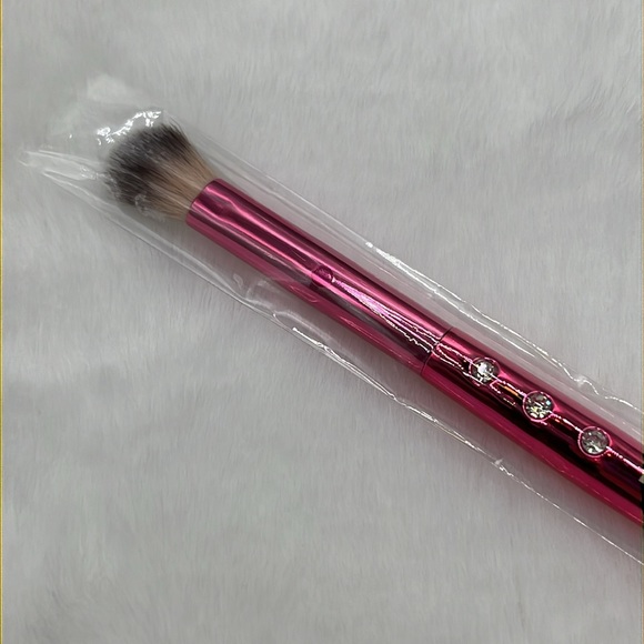 4/$25 Luna Magic Always On Point Eyeshadow Brush #444 - Bright/Hot Pink - Picture 2 of 4